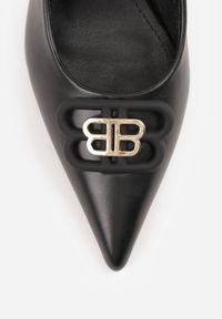 Born2be - Czarne Czółenka Sandały Vices na Kaczuszce Bez Pięty z Metaliczną Ozdobą Lilenda. Okazja: do pracy, na co dzień, na spotkanie biznesowe, na spacer. Kolor: czarny. Wzór: aplikacja. Sezon: lato. Obcas: na szpilce. Styl: elegancki, biznesowy, glamour, casual. Wysokość obcasa: średni #3