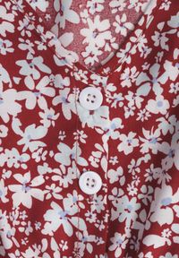 Renee - Czerwona Bawełniana Sukienka z Guzikami Przy Dekolcie i Gumką w Pasie Grasita. Okazja: na co dzień. Typ kołnierza: dekolt w kształcie V. Kolor: czerwony. Materiał: bawełna. Styl: casual, klasyczny #2