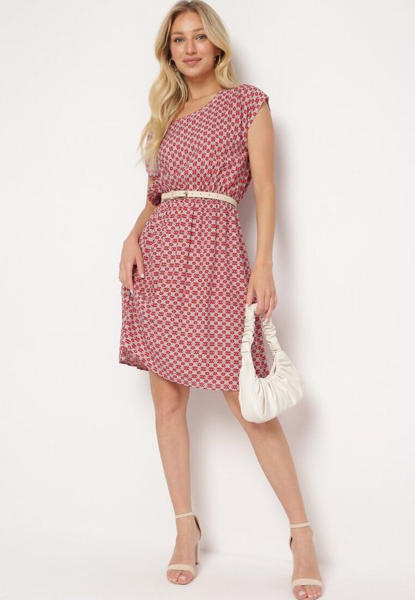 Born2be - Czerwona Rozkloszowana Sukienka z Gumką w Pasie i Krótkim Rękawem Solemia. Okazja: na co dzień. Kolor: czerwony. Długość rękawa: krótki rękaw. Typ sukienki: proste. Styl: casual