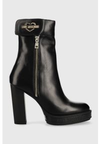Love Moschino botki skórzane damskie kolor czarny na słupku. Kolor: czarny. Materiał: skóra. Obcas: na słupku. Wysokość obcasa: średni #1