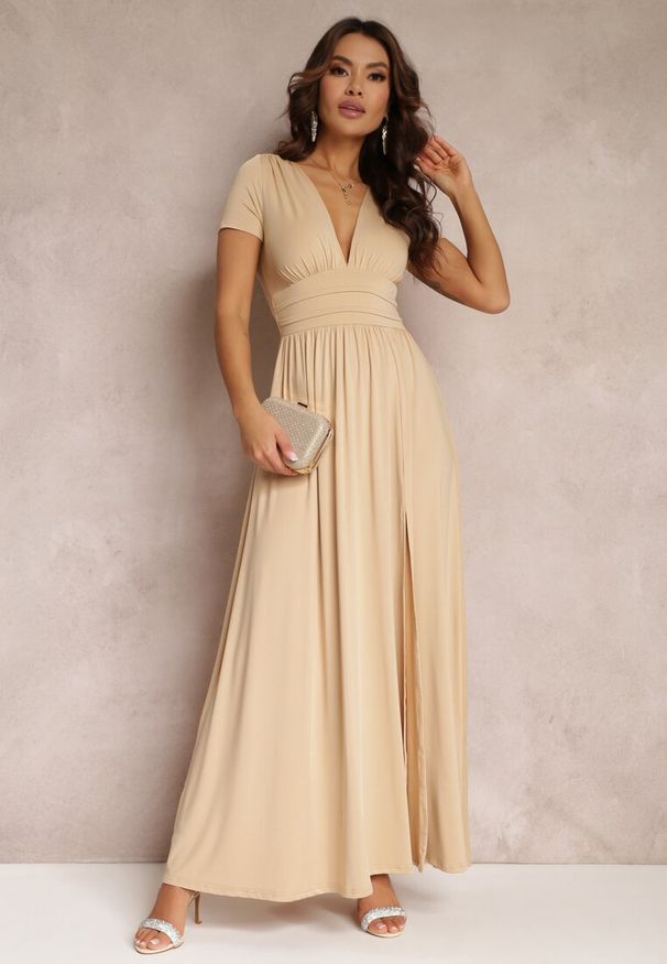 Renee - Beżowa Sukienka Maxi z Rozkloszowanym Dołem i Rozcięciem Zarya. Kolor: beżowy. Długość rękawa: krótki rękaw. Długość: maxi