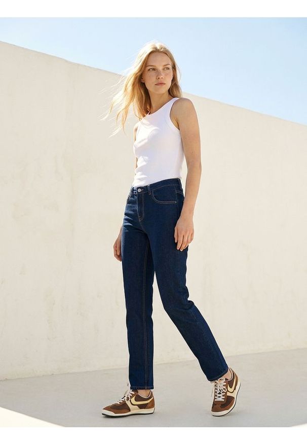 Sinsay - Jeansy straight leg push-up - niebieski. Kolor: niebieski