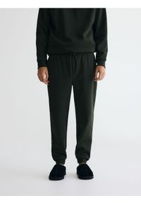 Reserved - Spodnie dresowe regular fit - ciemnozielony. Kolor: zielony. Materiał: dresówka