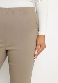 Born2be - Ciemnobeżowe Spodnie z Wiskozą z Gumką w Talii i Aplikacjami przy Nogawkach Stellorie. Okazja: na co dzień. Kolekcja: plus size. Kolor: beżowy. Materiał: wiskoza. Wzór: aplikacja. Styl: elegancki, casual