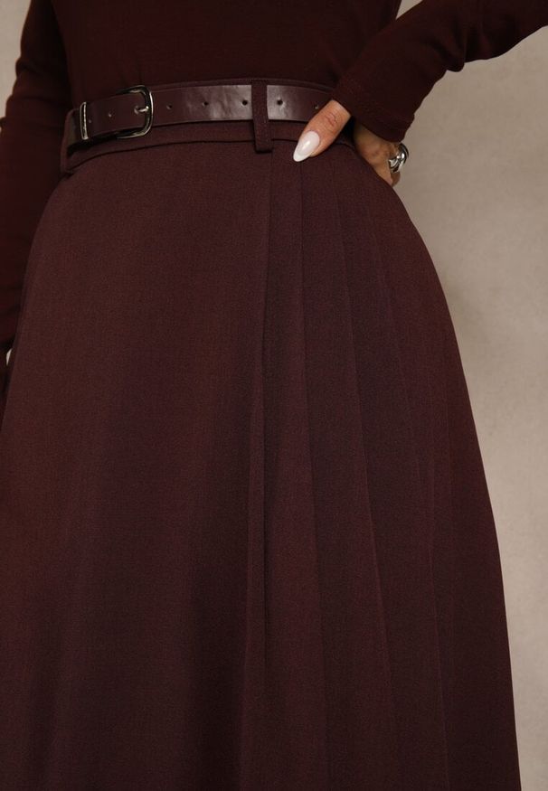 Renee - Bordowa Rozkloszowana Spódnica z Wiskozy z Dodatkowym Paskiem z Klamrą Lowedina. Kolor: czerwony. Materiał: wiskoza