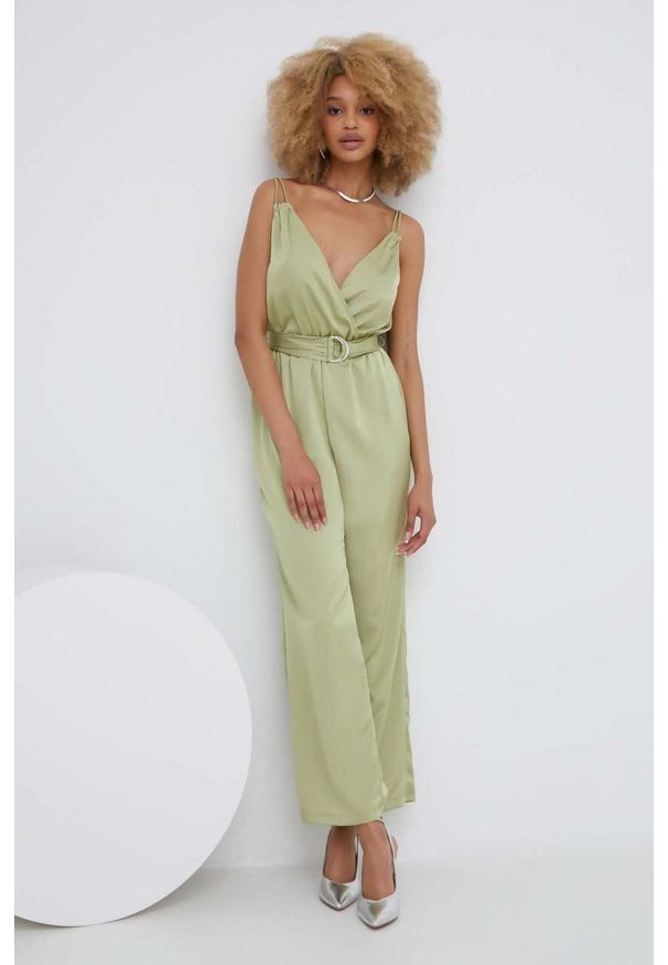 Answear Lab kombinezon kolor zielony z dekoltem w szpic. Kolor: zielony. Długość rękawa: na ramiączkach. Styl: wakacyjny