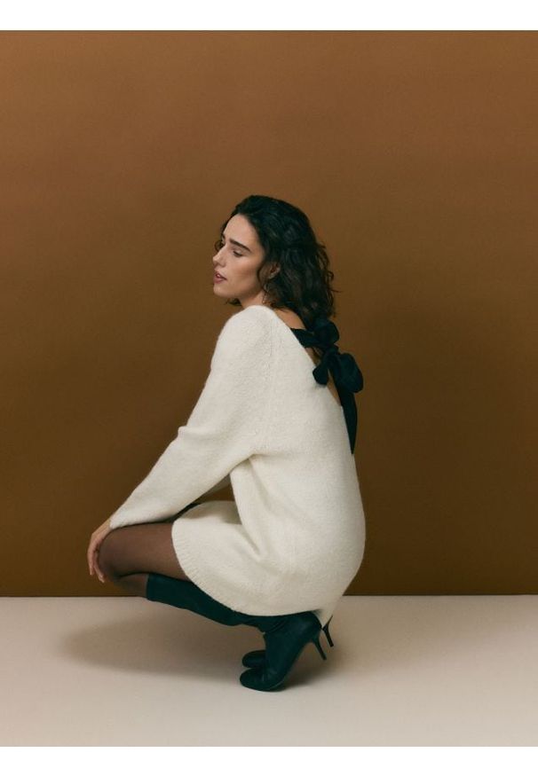 Reserved - Sukienka z wiązaniem - kremowy. Kolor: kremowy. Materiał: dzianina, wełna