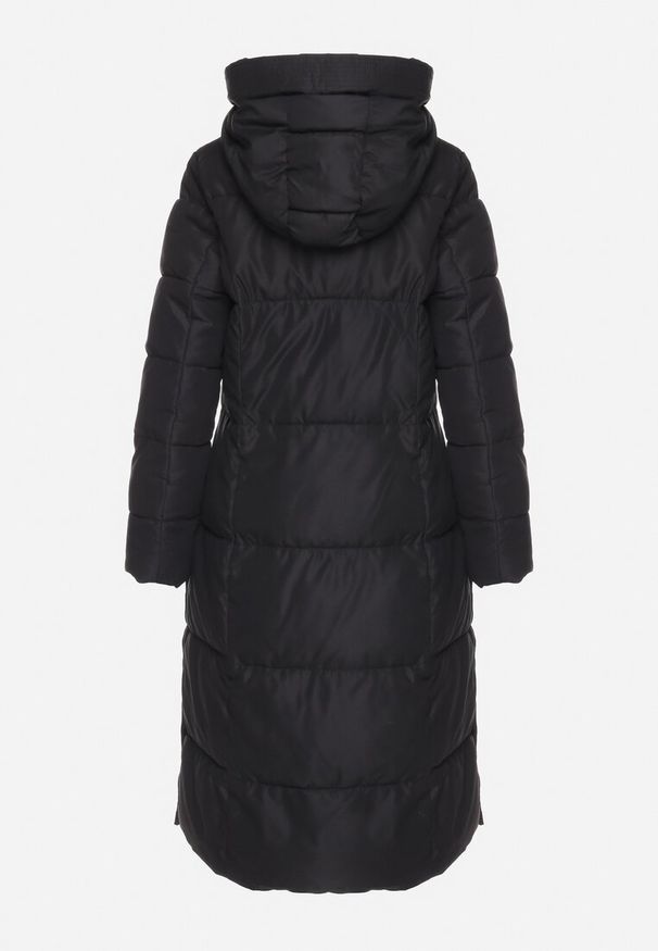 Born2be - Czarna Długa Pikowana Kurtka z Kapturem z Napami i Plisą Arvis. Okazja: na co dzień. Typ kołnierza: kaptur. Kolor: czarny. Materiał: wełna, jeans, tkanina. Długość: długie. Sezon: zima. Styl: klasyczny, casual, elegancki