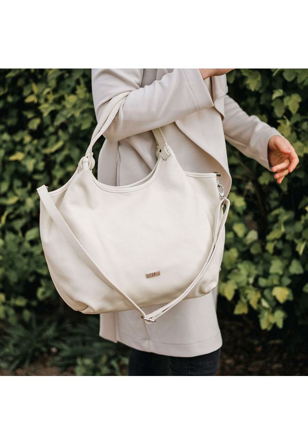 Shopperka SHE skóra import worek beżowa. Kolor: beżowy. Materiał: skórzane. Styl: elegancki, casual