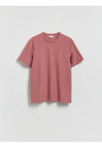 Reserved - Strukturalny t-shirt regular - brudny róż. Kolor: różowy. Materiał: dzianina, bawełna
