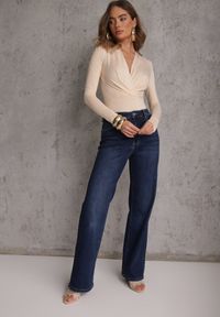 Renee - Jasnobeżowe Kopertowe Body Longsleeve z Wiskozą Wintersong. Okazja: na co dzień. Kolor: beżowy. Materiał: wiskoza. Długość rękawa: długi rękaw. Styl: casual #1