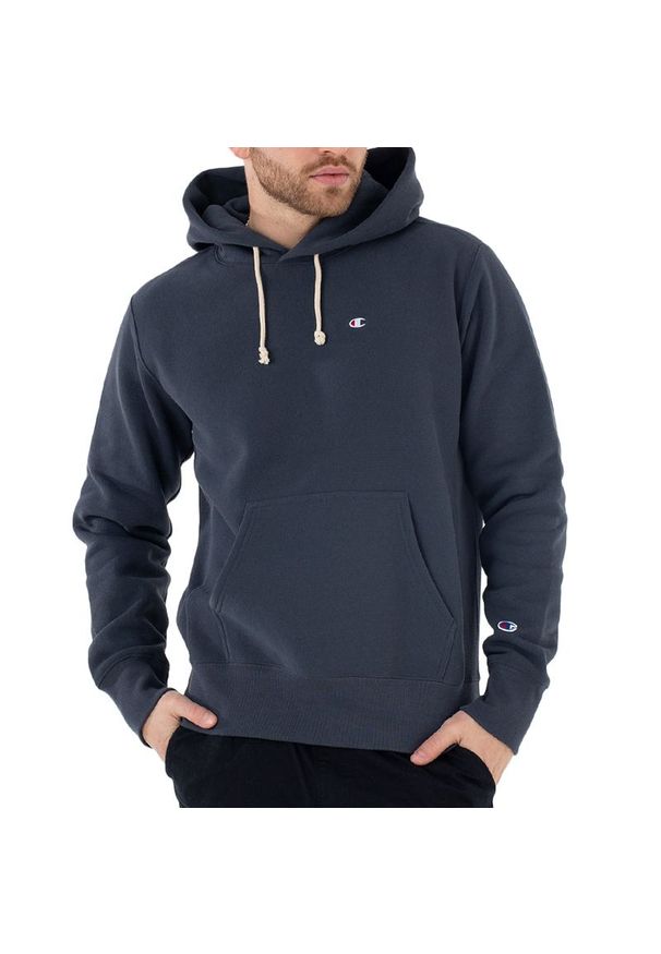 Bluza Champion Reverse Weave Fleece Hoodie 217976-BS551 - granatowa. Kolor: niebieski. Materiał: poliester, tkanina, bawełna. Wzór: aplikacja. Styl: klasyczny