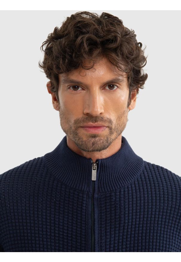 Big-Star - Sweter męski ze stójką granatowy Karlison 403. Okazja: do pracy. Typ kołnierza: kołnierzyk stójkowy. Kolor: niebieski. Wzór: ze splotem. Styl: elegancki