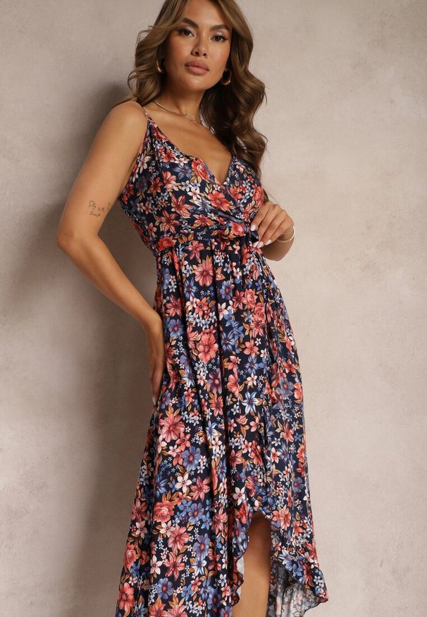 Renee - Granatowa Kopertowa Sukienka z Bawełny w Kwiaty na Ramiączkach Rissanda. Okazja: na imprezę, na co dzień. Kolor: niebieski. Materiał: bawełna. Długość rękawa: na ramiączkach. Wzór: kwiaty. Sezon: lato. Typ sukienki: kopertowe. Styl: casual