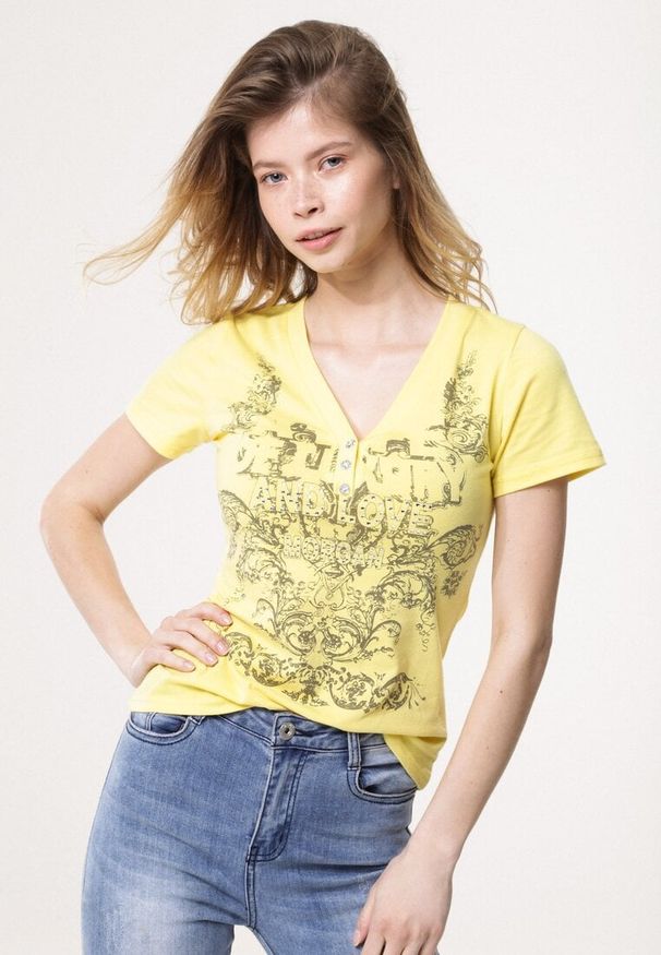 Born2be - Żółty T-shirt Tattle. Kolor: żółty. Materiał: dzianina. Długość rękawa: krótki rękaw. Długość: krótkie. Wzór: nadruk, napisy