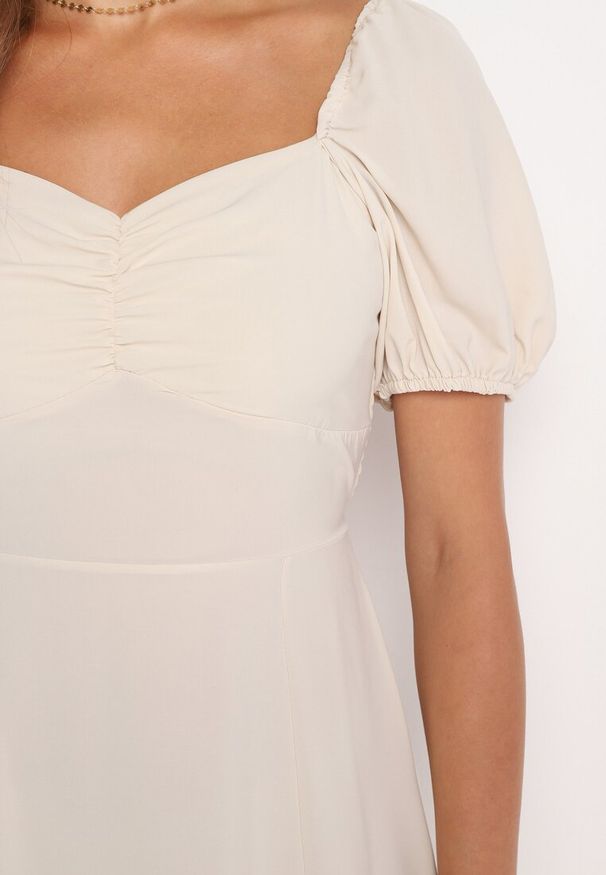 Born2be - Beżowa Koktajlowa Sukienka Typu Hiszpanka z Rozcięciem Vikita. Typ kołnierza: dekolt hiszpanka. Kolor: beżowy. Długość rękawa: krótki rękaw. Styl: wizytowy