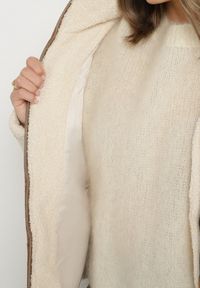 Born2be - Beżowa Futrzana Kurtka Pikowana w Stylu Baranka Olettana. Okazja: na co dzień. Kolor: beżowy. Materiał: futro. Styl: casual #7