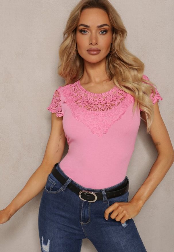 Renee - Różowy T-shirt z Prążkowanego Materiału z Koronkowymi Rękawami i Dekoltem Hlilada. Okazja: na co dzień. Typ kołnierza: dekolt w serek. Kolor: różowy. Materiał: koronka, materiał, prążkowany. Wzór: koronka, aplikacja. Styl: casual