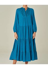 M.A.B.E - Niebieska sukienka midi Freya. Kolor: niebieski. Materiał: koronka. Długość rękawa: długi rękaw. Wzór: koronka. Długość: midi #4