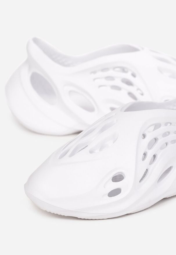 Born2be - Białe Sneakersy z Pianki Zdobione Wycięciami Harelle. Kolor: biały. Wzór: aplikacja