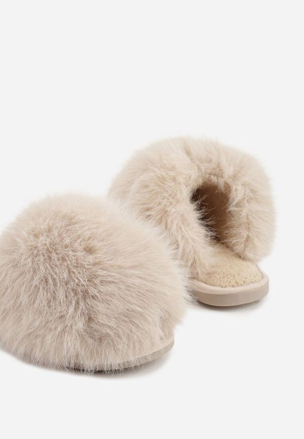 Renee - Ciemnobeżowe Miękkie Kapcie Ozdobione Długim Włosiem Cendria. Kolor: beżowy. Materiał: dresówka. Wzór: aplikacja. Styl: elegancki