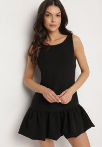 Born2be - Czarny Taliowany Kombinezon z Falbanką Novenira. Kolor: czarny. Styl: elegancki, klasyczny #2