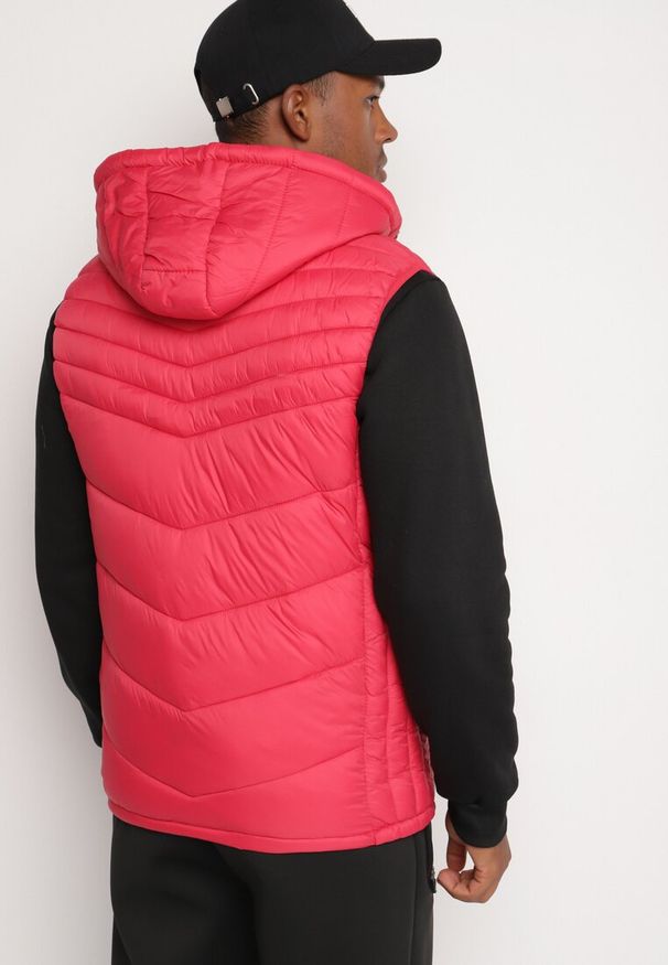 Born2be - Czerwona Kamizelka z Ozdobnym Pikowaniem i Kieszeniami na Suwaki oraz Odpinanym Kapturem Mioratta. Okazja: na co dzień. Kolor: czerwony. Materiał: jeans. Styl: casual, elegancki, sportowy, klasyczny