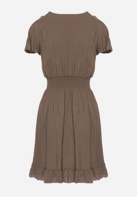 Born2be - Ciemnozielona Bawełniana Sukienka z Gumkami w Talii z Kopertowym Dekoltem i Falbankami Lolana. Typ kołnierza: kołnierz z falbankami. Kolor: brązowy. Materiał: bawełna. Długość rękawa: krótki rękaw. Typ sukienki: kopertowe #5