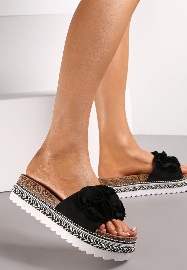 Born2be - Czarne Klapki z Kwiatkiem na Ozdobnej Platformie z Korka Gilivia. Kolor: czarny. Wzór: kwiaty. Obcas: na platformie. Styl: boho