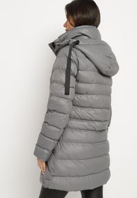 Born2be - Ciemnoszara Pikowana Kurtka Zimowa o Dłuższym Fasonie z Kapturem Sialdra. Okazja: na co dzień, do pracy, na spacer. Typ kołnierza: kaptur. Kolor: szary. Długość: długie. Sezon: zima. Styl: casual, elegancki #5