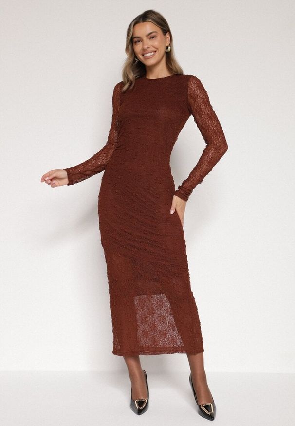 Born2be - Brązowa Dopasowana Sukienka Koronkowa z Długim Rękawem Zenika. Kolor: brązowy. Materiał: koronka. Długość rękawa: długi rękaw. Wzór: koronka. Sezon: wiosna, zima, jesień. Styl: elegancki