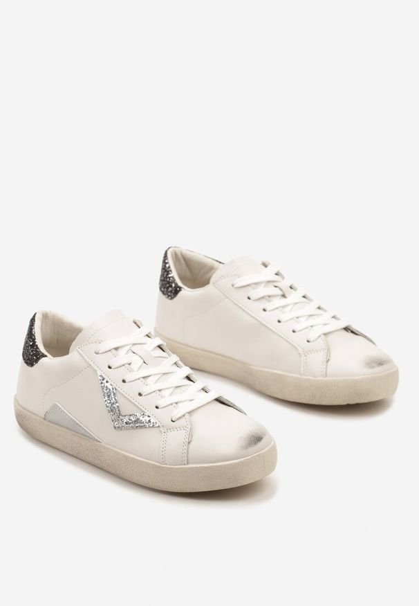 Born2be - Biało-Czarne Sneakersy przed Kostkę z Brokatową Wstawką Soneri. Okazja: na co dzień. Wysokość cholewki: przed kostkę. Zapięcie: sznurówki. Kolor: biały. Materiał: jeans. Obcas: na obcasie. Wysokość obcasa: niski