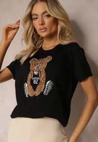 Renee - Czarna Bluzka z Wiskozy z Naszywką Misia z Wełny z Cyrkoniami i Perełkami Ophirai. Kolor: czarny. Materiał: wiskoza, wełna. Wzór: aplikacja
