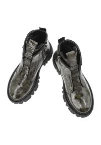 Zielone Botki Artiker Lakierowane Obuwie Damskie. Okazja: na co dzień. Kolor: zielony. Materiał: lakier. Wzór: aplikacja. Sezon: zima, jesień. Styl: casual, rockowy, elegancki #7