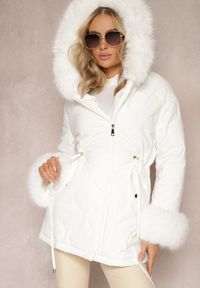 Renee - Biała Kurtka Zimowa z Szerokim Kapturem z Futerkiem i Troczkami w Pasie Anelri. Kolor: biały. Materiał: futro. Sezon: zima. Styl: elegancki