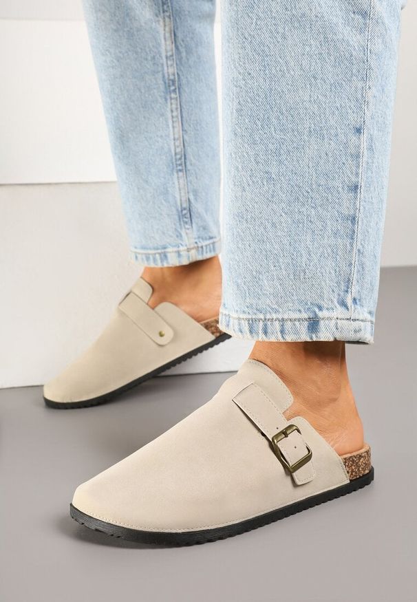 Renee - Beżowe Klapki Chodaki Ozdobione Klamrami Uliandora. Okazja: na co dzień. Kolor: beżowy. Materiał: jeans. Wzór: aplikacja. Styl: casual
