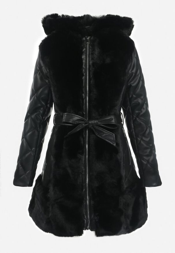 Born2be - Czarna Pikowana Kurtka z Kapturem Wiązana Paskiem Ozdobiona Sztucznym Futerkiem Sagure. Typ kołnierza: kaptur. Kolor: czarny. Materiał: futro. Wzór: aplikacja