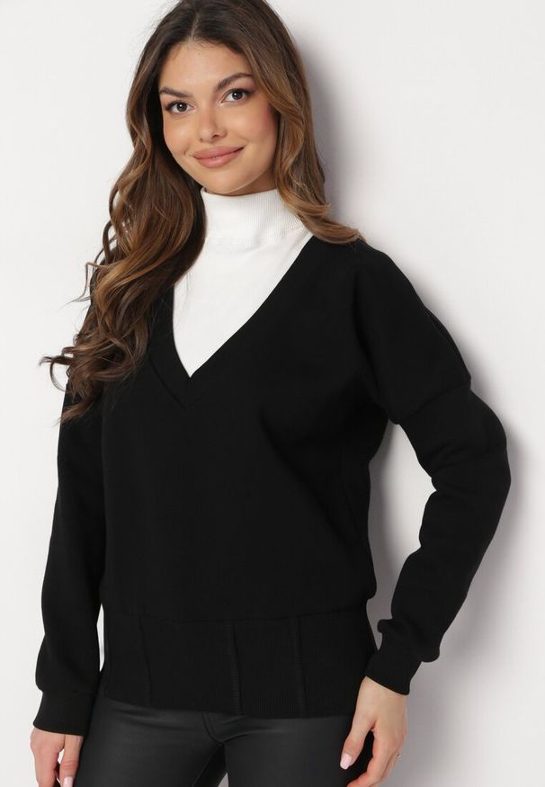 Born2be - Czarna Bawełniana Bluza z Dekoltem w Serek Gitra. Typ kołnierza: dekolt w serek. Kolor: czarny. Materiał: bawełna. Długość rękawa: długi rękaw. Długość: długie