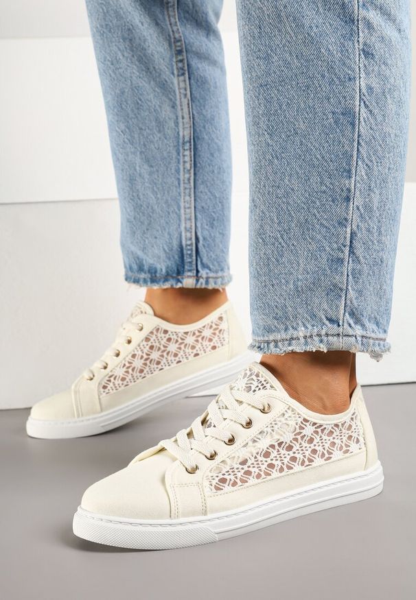Renee - Beżowe Trampki Tenisówki Ozdobione Ażurową Cholewką Xalimi. Okazja: na co dzień. Zapięcie: sznurówki. Kolor: beżowy. Materiał: jeans. Szerokość cholewki: normalna. Wzór: aplikacja, ażurowy. Styl: klasyczny, casual, elegancki