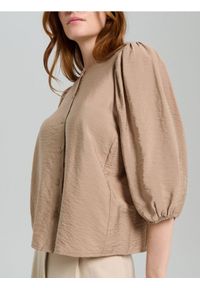 Sinsay - Wiskozowa bluzka koszulowa z bufiastymi rękawami - beżowy. Kolor: beżowy. Materiał: wiskoza