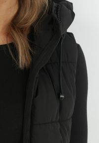 Born2be - Czarna Kamizelka Pikowana z Kapturem Destica. Typ kołnierza: kaptur. Kolor: czarny. Materiał: materiał. Długość rękawa: bez rękawów. Sezon: jesień, wiosna. Styl: klasyczny #4