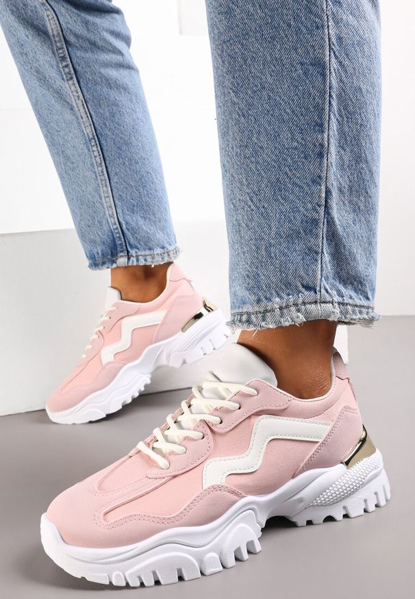 Renee - Różowe Sneakersy Ozdobione Metaliczną Wstawką na Grubej Podeszwie Ashtonia. Kolor: różowy. Wzór: aplikacja