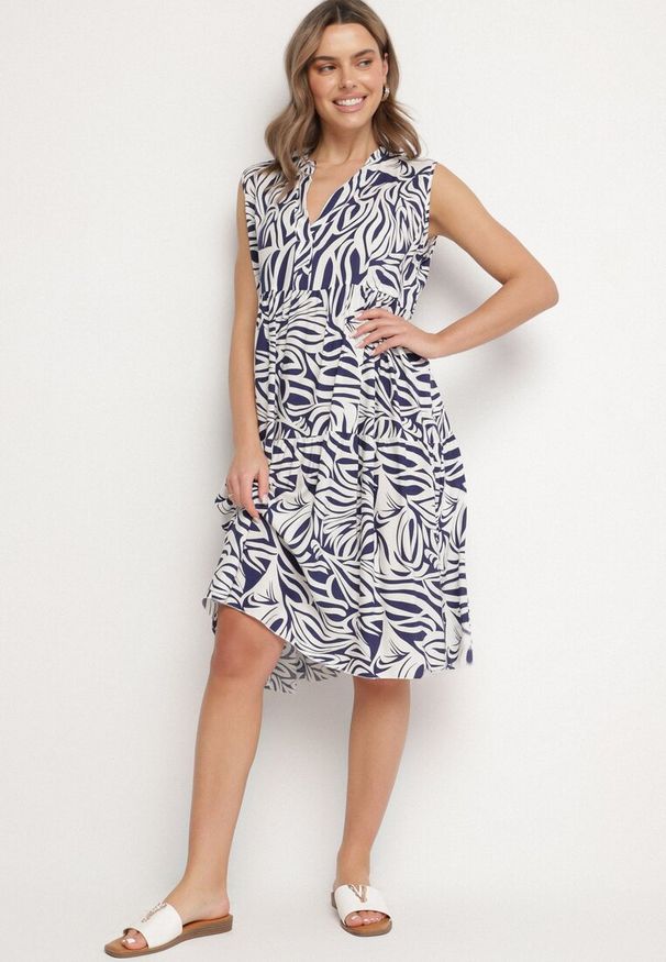 Born2be - Granatowa Bawełniana Rozkloszowana Sukienka z Geometrycznym Wzorem Annivaria. Okazja: na co dzień. Typ kołnierza: dekolt w kształcie V. Kolor: niebieski. Materiał: bawełna. Wzór: geometria. Typ sukienki: rozkloszowane. Styl: klasyczny, casual, elegancki