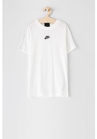 Nike Kids T-shirt dziecięcy kolor biały gładki. Okazja: na co dzień. Kolor: biały. Materiał: dzianina. Wzór: gładki. Styl: casual