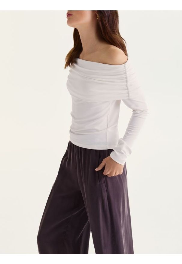 Reserved - Bluzka z odkrytymi ramionami - złamana biel. Materiał: bawełna, tkanina. Wzór: gładki