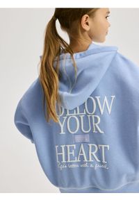 Reserved - Bluza oversize z haftem - niebieski. Kolor: niebieski. Materiał: bawełna, dzianina. Wzór: haft
