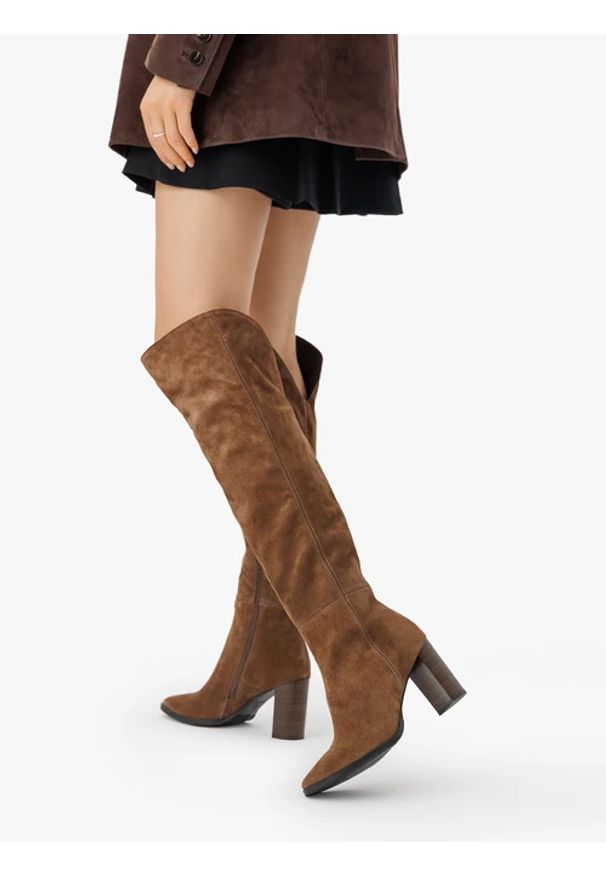 Ryłko - Brązowe wysokie kozaki ze skóry welurowej. Nosek buta: okrągły. Zapięcie: zamek. Kolor: brązowy. Materiał: welur, skóra. Szerokość cholewki: normalna. Obcas: na obcasie. Styl: street. Wysokość obcasa: średni