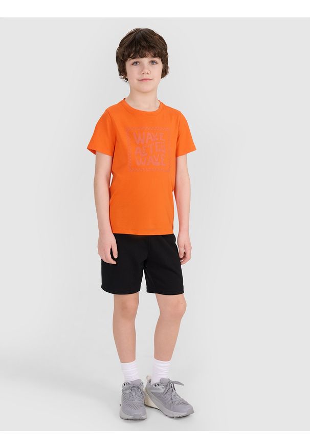 4f - 4F T-shirt regular z nadrukiem chłopięcy - pomarańczowy 128 (7-8 lat). Okazja: na co dzień. Kolor: pomarańczowy. Materiał: dzianina, bawełna, jersey. Długość rękawa: krótki rękaw. Długość: krótkie. Wzór: nadruk. Sezon: lato. Styl: klasyczny, sportowy, casual
