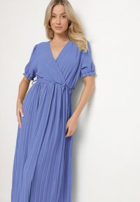 Born2be - Niebieska Kopertowa Sukienka z Bawełną i Paskiem Ivellevia. Okazja: na co dzień. Typ kołnierza: dekolt w serek. Kolor: niebieski. Materiał: bawełna. Długość rękawa: długi rękaw. Sezon: lato. Typ sukienki: kopertowe. Styl: klasyczny, casual, elegancki #3