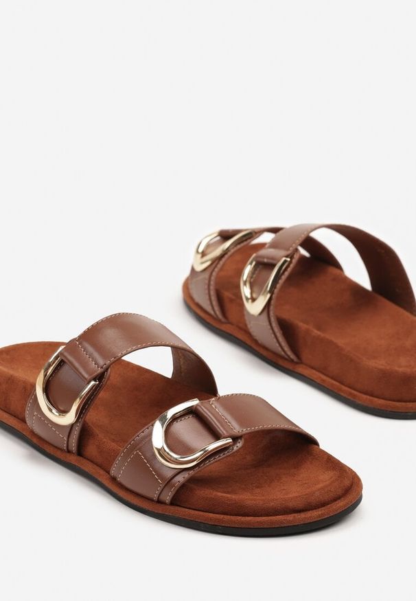 Renee - Brązowe Klapki Vices z Zaokrąglonymi Klamrami Nilarila. Okazja: na co dzień. Kolor: brązowy. Materiał: jeans. Sezon: lato. Styl: casual, klasyczny